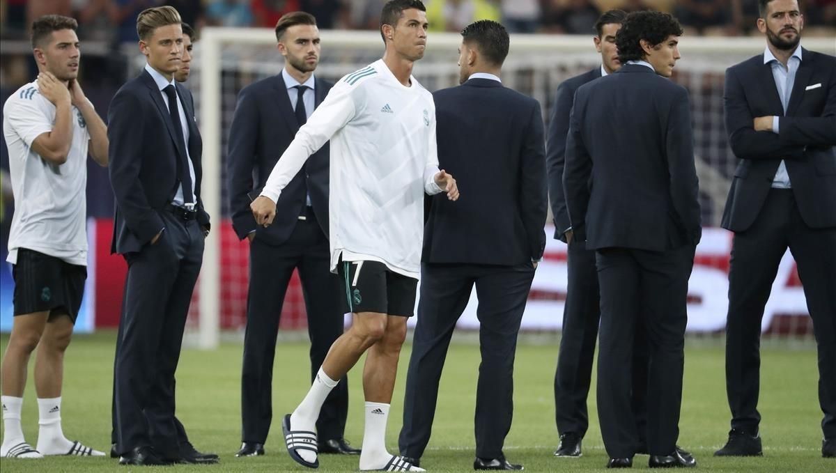 Ronaldo, junto a varios jugadores del Madrid antes del partido contra el United. Ronaldo, junto a varios jugadores del Madrid antes del partido contra el United.
