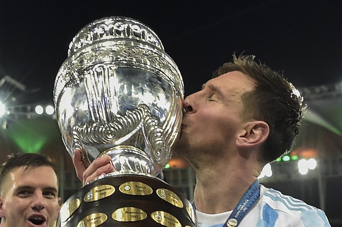 Messi besa la Copa América tras ganar la final en Maracaná a Brasil.