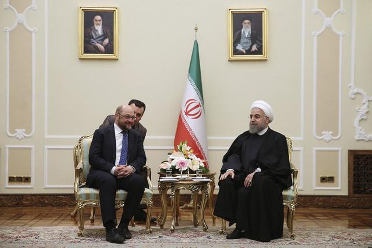 El presidente de Irán, Hasán Rohani, recibe al presidente del Parlamento Europeo, Martin Schulz, en Teherán. El presidente de Irán, Hasán Rohani, recibe al presidente del Parlamento Europeo, Martin Schulz, en Teherán.