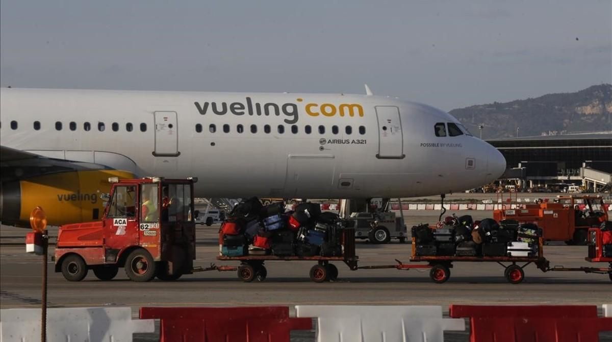 Un avión de Vueling en el aeropuerto de El Prat. Un avión de Vueling en el aeropuerto de El Prat.