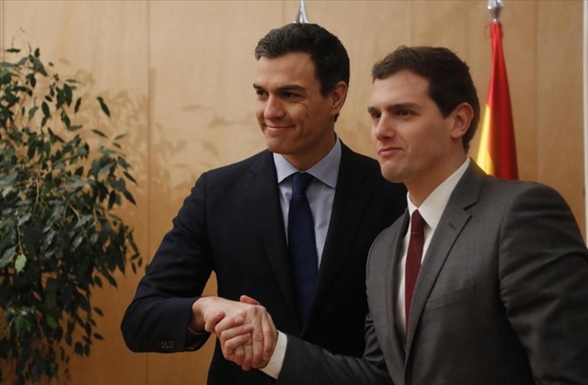 Los líderes del PSOE y de Ciudadanos, Pedro Sánchez y Albert Rivera, negociando las claves del pacto en una reciente reunión en el Congreso. Los líderes del PSOE y de Ciudadanos, Pedro Sánchez y Albert Rivera, negociando las claves del pacto en una reciente reunión en el Congreso.