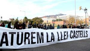 Una manifestació d’universitaris talla la Diagonal de Barcelona