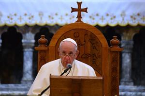 El papa Francisco se dirige a los fieles en la basílica de la Inmaculada Concepción de la ciudad de Qaraqosh, a 30 kilómetros de Mosul, durante su visita a Irak.