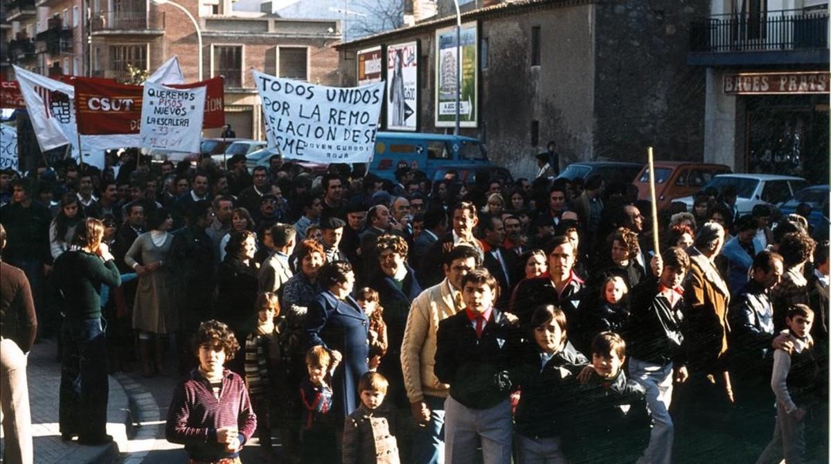 Manifestación vecinal por las calles de Sant Cosme a finales de los años 70 para reclamar mejoras urbanísticas.