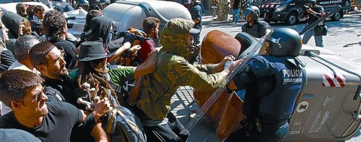 Un piquete de jóvenes antisistema se enfrenta a varios agentes antidisturbios de los Mossos, el miércoles. Un piquete de jóvenes antisistema se enfrenta a varios agentes antidisturbios de los Mossos, el miércoles.