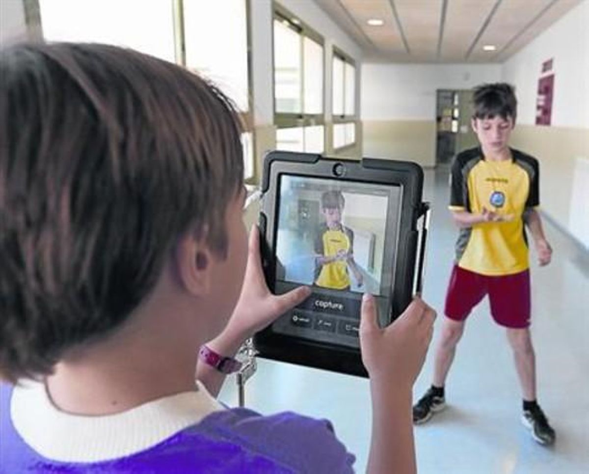 Dos estudiantes de cuarto de primaria de Els Llorers, con una tableta. Dos estudiantes de cuarto de primaria de Els Llorers, con una tableta.