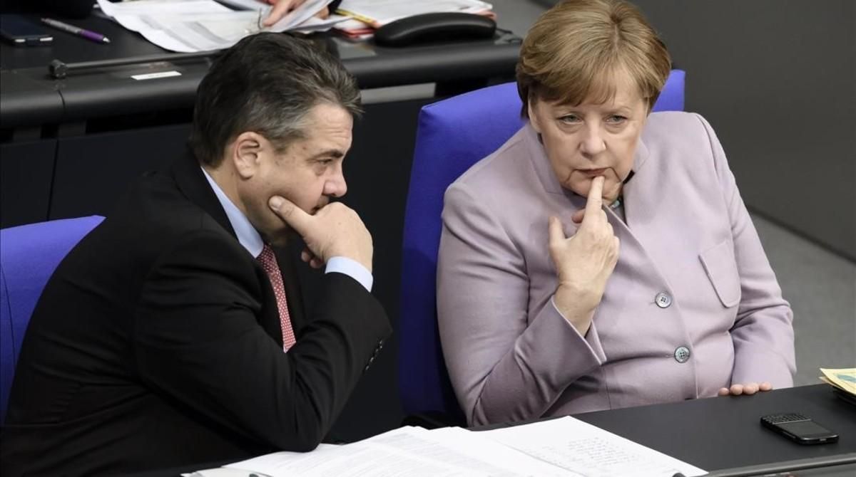 Merkel conversa con el ministro de Exteriores alemán, Sigmar Gabriel, en su escaño en el Parlamento, en Berlín, el 27 de abril. Merkel conversa con el ministro de Exteriores alemán, Sigmar Gabriel, en su escaño en el Parlamento, en Berlín, el 27 de abril.