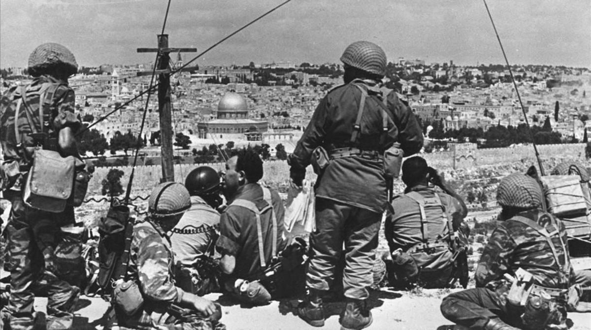 El comandante israelí Motta Gur y sus tropas vigilan la ciudad vieja de Jerusalén antes de lanzar su ofensiva en junio de 1967,