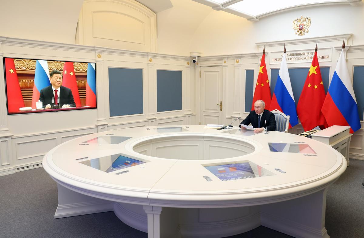 El presidente ruso, Vladimir Putin, mantiene una videoconferencia con su homólogo chino Xi Jinping desde Moscú.