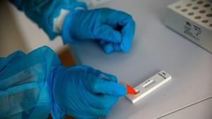 Un sanitario prepara un test de antígenos en Barcelona.