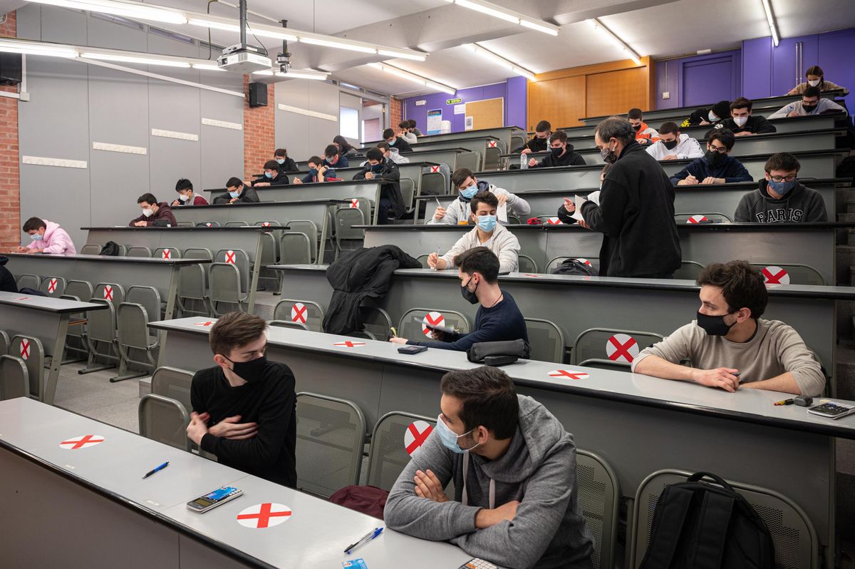 Alumnos de la Universitat Politècnica realizan un examen presencial, el pasado enero Alumnos de la Universitat Politècnica realizan un examen presencial, el pasado enero