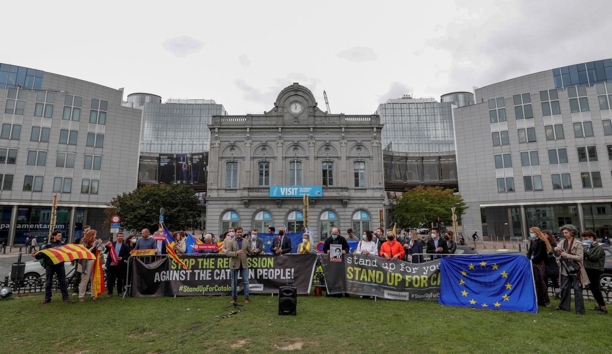 Simpatizantes del independentismo se manifiestan frente al Parlamento Europeo tras la detención de Puigdemont en Cerdeña. Simpatizantes del independentismo se manifiestan frente al Parlamento Europeo tras la detención de Puigdemont en Cerdeña.