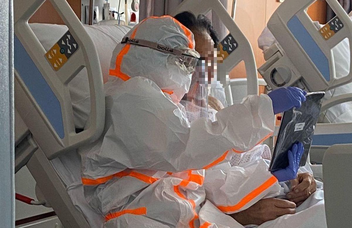 Un paciente del Hospital Sant Joan de Déu, de Palma, habla, por videollamada, con su familia, ayudado por una enfermera. Un paciente del Hospital Sant Joan de Déu, de Palma, habla, por videollamada, con su familia, ayudado por una enfermera.