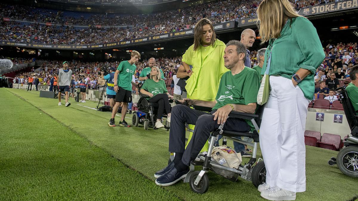 Unzué junto a su esposa y su hija en el Camp Nou.