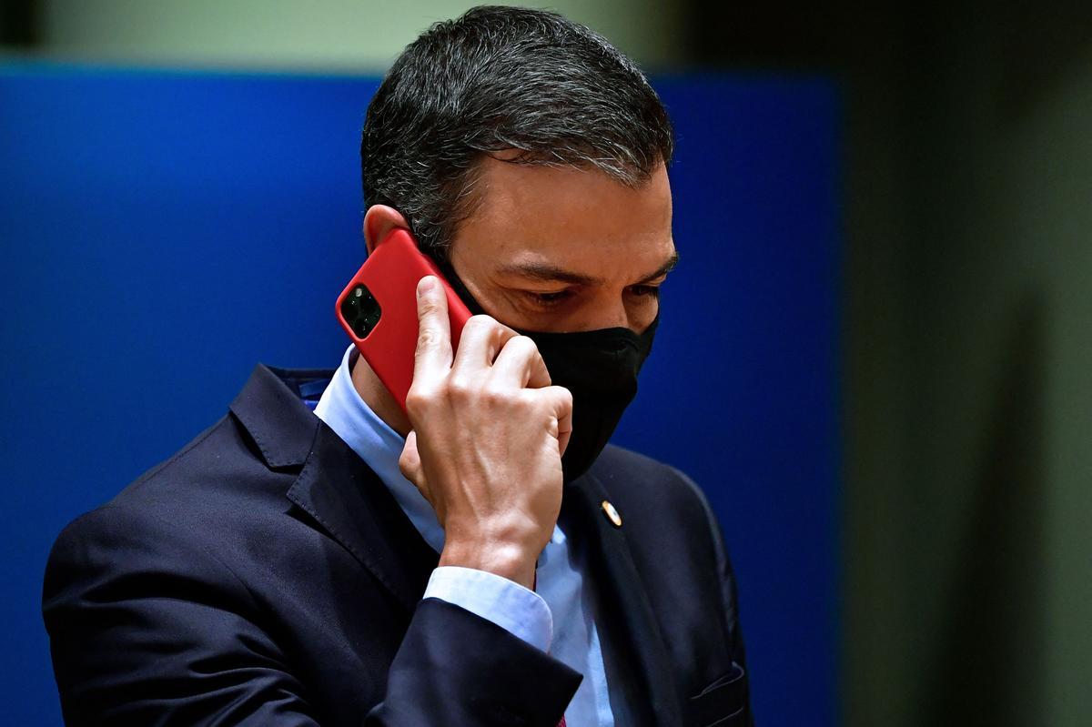 El presidente del Gobierno, Pedro Sánchez, utilizando su teléfono móvil.