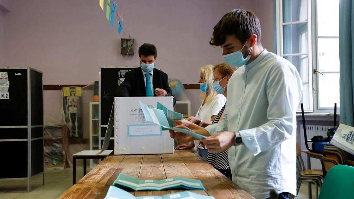 Recuento de papeletas del referéndum en un colegio electoral de Roma, este lunes.