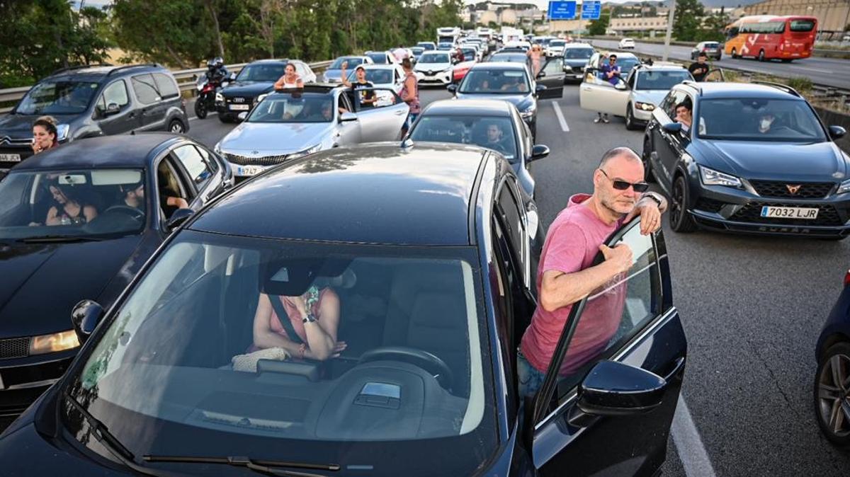 Retenciones en la autopista AP-7 a la altura de Montmeló. Retenciones en la autopista AP-7 a la altura de Montmeló.