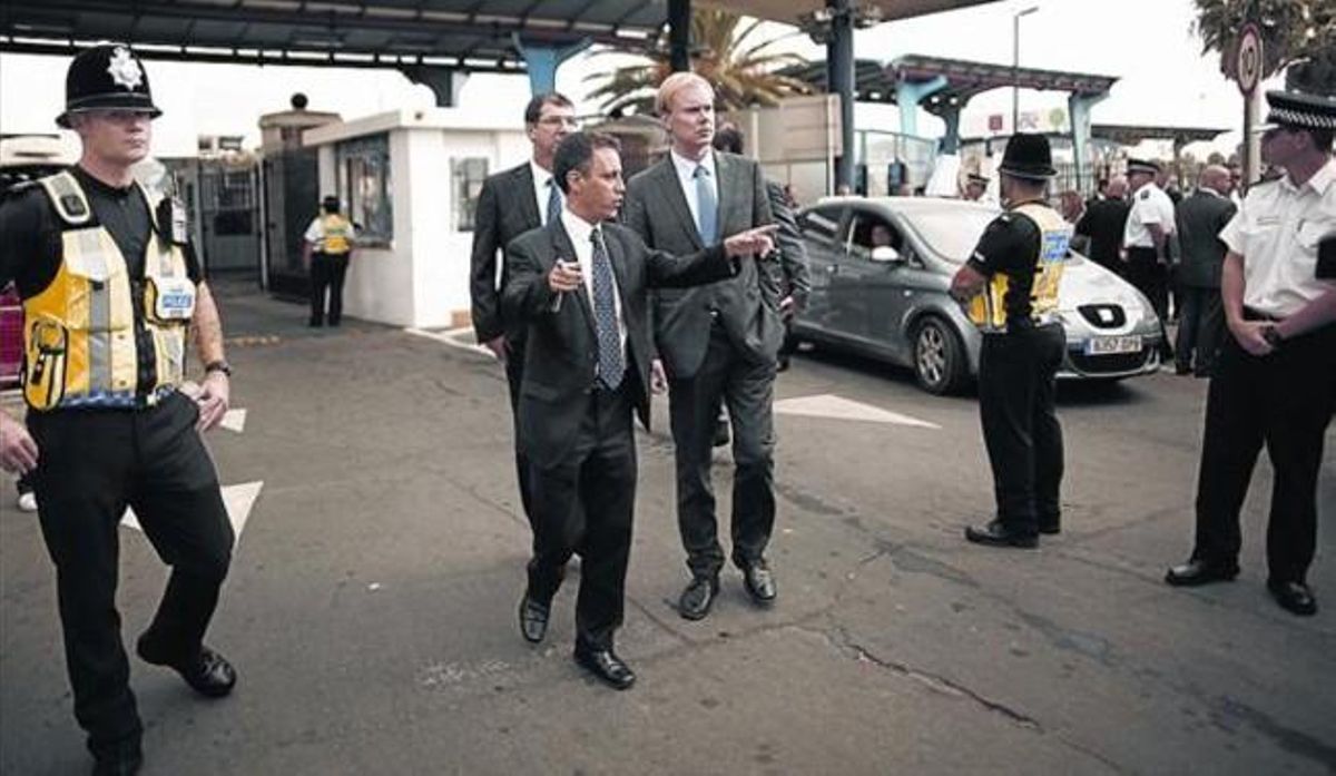 Un miembro del Gobierno de Gibraltar conversa con un delegado de la Comisión Europea en la frontera. Un miembro del Gobierno de Gibraltar conversa con un delegado de la Comisión Europea en la frontera.