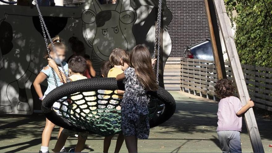 Los columpios y los toboganes, juegos infantiles de los parques que más gustan a los niños de Barcelona