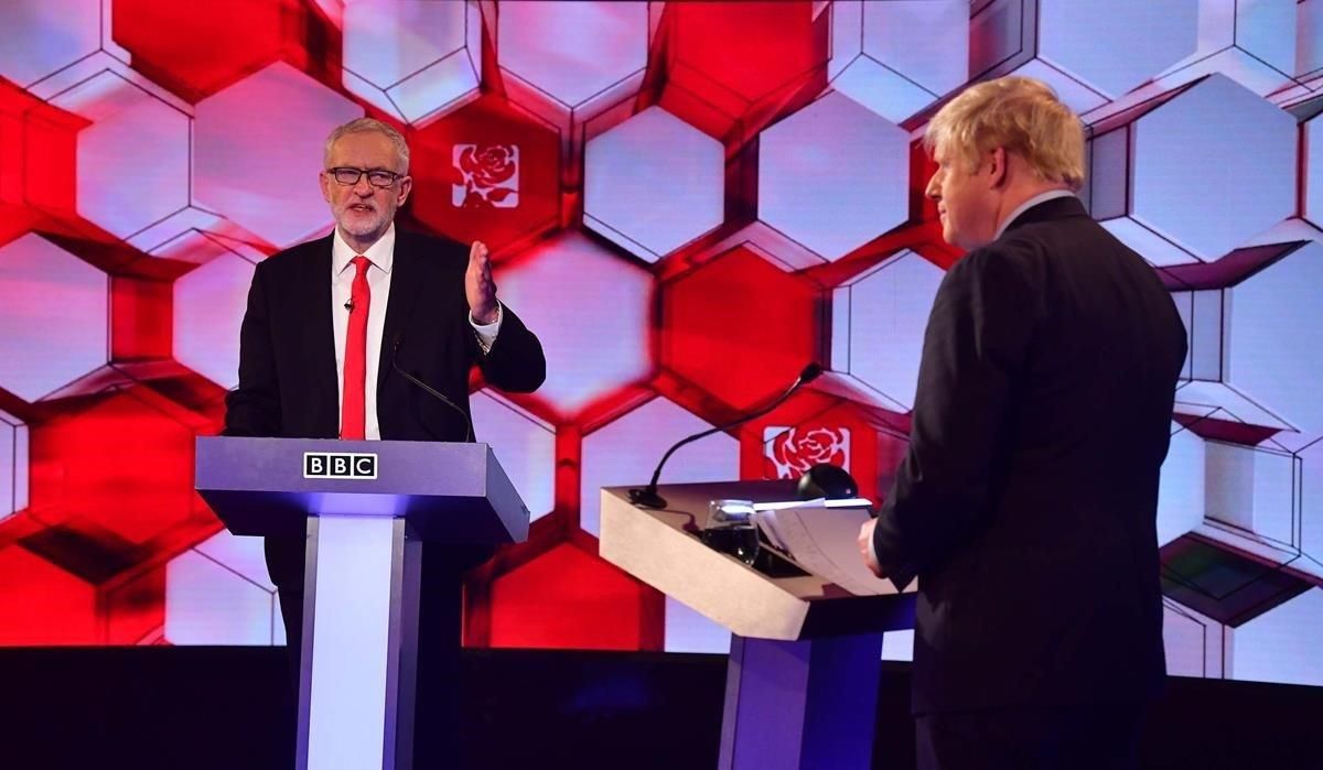 Corbyn (izquierda) y Johnson, durante el debate televisado por la BBC. Corbyn (izquierda) y Johnson, durante el debate televisado por la BBC.