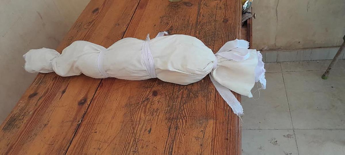 Cadáver de un bebé en en el orfanato estatal de Jartum (Sudán).