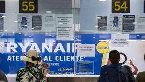 Pasajeros en los mostradores de reclamación de la compañía Ryanair en la terminal 2 del aeropuerto de El Prat.