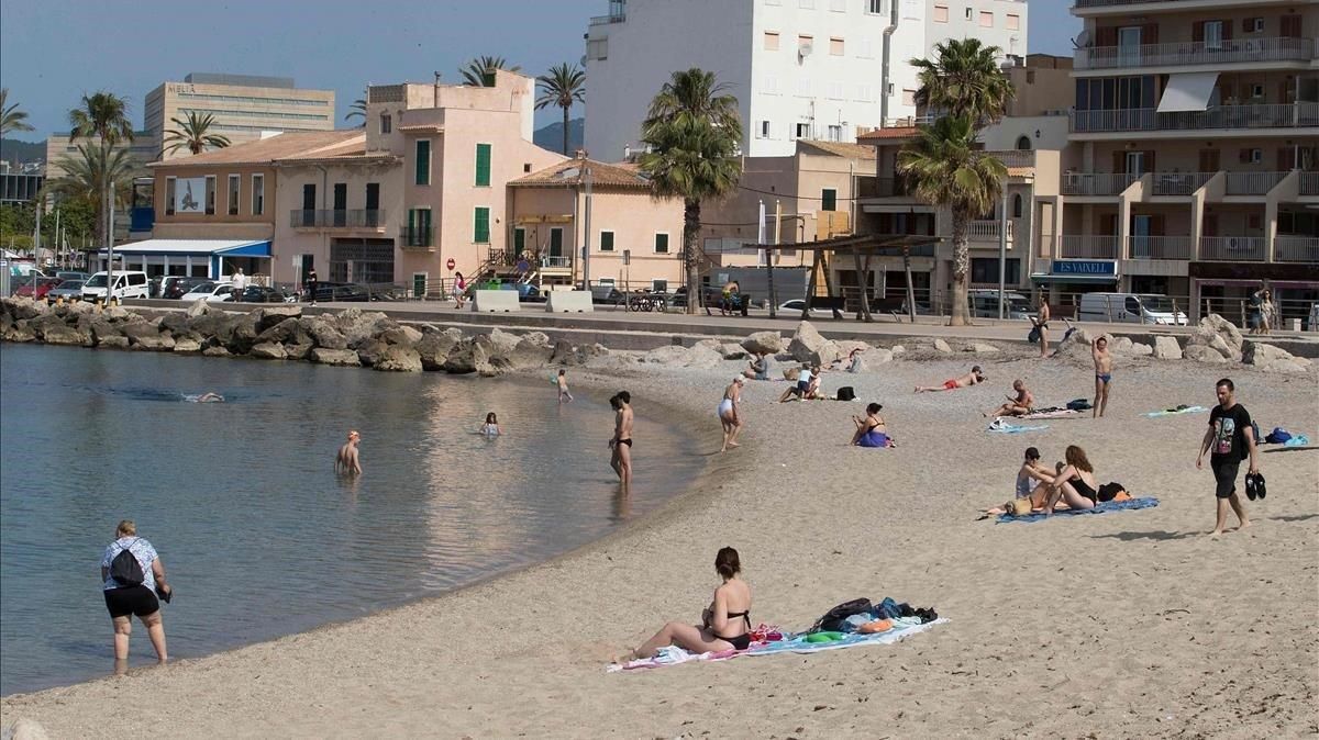 Bañistas en una playa de Mallorca, el pasado 25 de mayo. Bañistas en una playa de Mallorca, el pasado 25 de mayo.