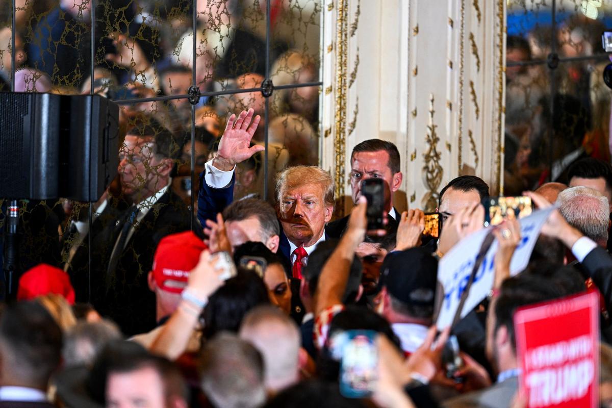 El expresidente de los Estados Unidos, Donald Trump, saluda a sus seguidores.