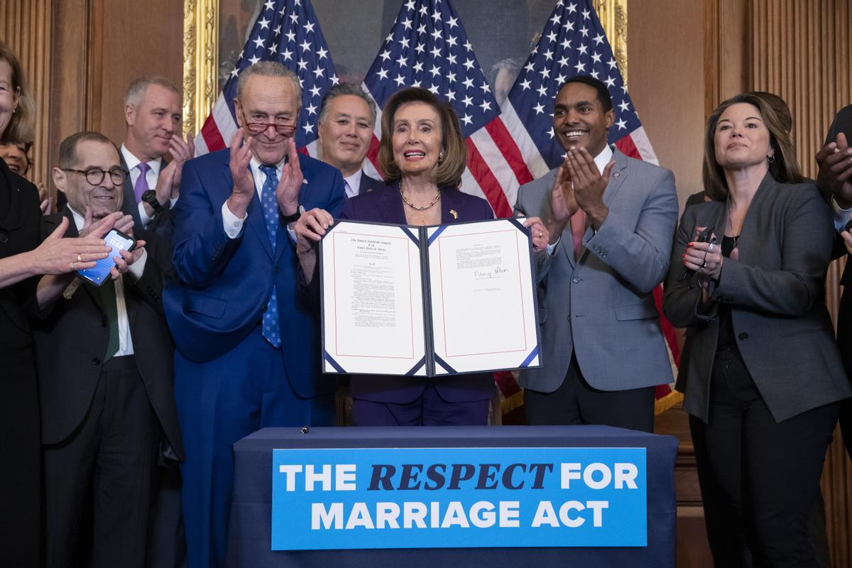 Los líderes demócratas de la Cámara de Representantes, Nancy Pelosi, y el Senado, Chuck Schumer, celebran junto a otros parlamentarios la aprobación de la ley que protege el matrimonio homosexual.