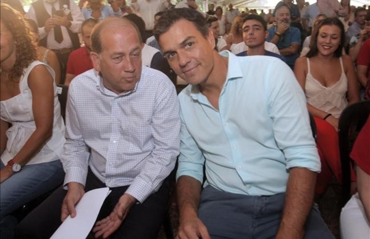El secretario general del PSOE, Pedro Sánchez, y el candidato a la Xunta de Galicia, Xoaquin Fernandez Leiceaga, en un mitin en Oroso (A Coruña). El secretario general del PSOE, Pedro Sánchez, y el candidato a la Xunta de Galicia, Xoaquin Fernandez Leiceaga, en un mitin en Oroso (A Coruña).