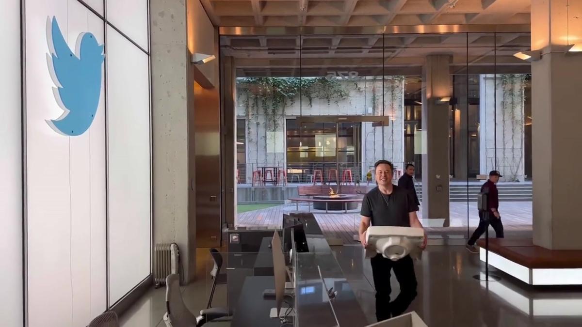 El multimillonario jefe de Tesla, Elon Musk, entrando en la sede de Twitter con un lavabo en su primer día como CEO de la compañía.