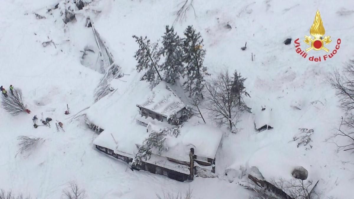 Imagen aérea del hotel Rigopiano, en Farindola (Abruzos) tras la avalancha, el 19 de enero. Imagen aérea del hotel Rigopiano, en Farindola (Abruzos) tras la avalancha, el 19 de enero.