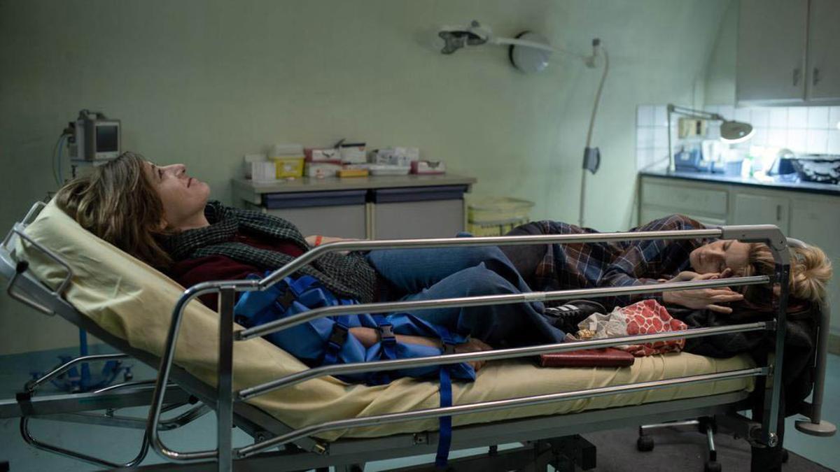 Un fotograma de la película ’La fractura’ con Valeria Bruni Tedeschi y Marina Foïs. 