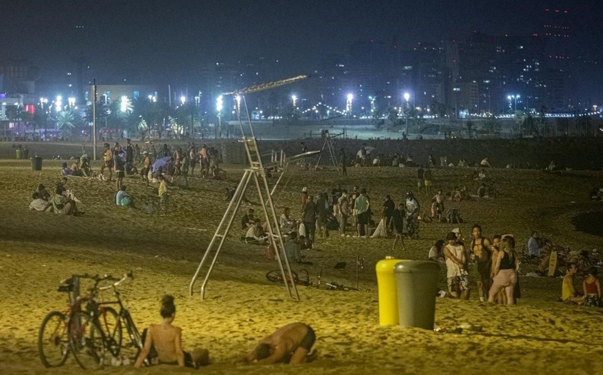 Playa de la Nova Icària, en julio. Playa de la Nova Icària, en julio.
