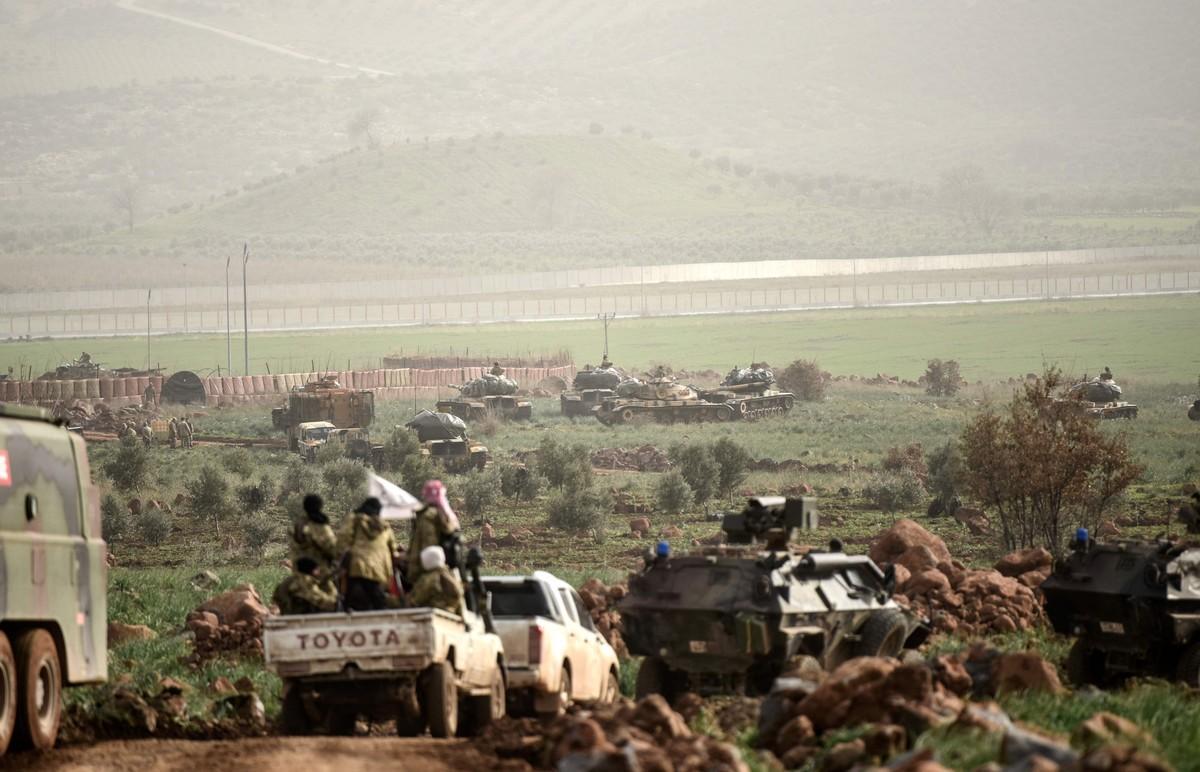 Blindados turcos se aproximan a la frontera de Siria, en la provincia de Hatay.