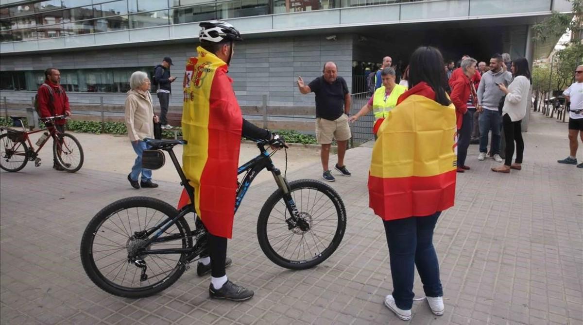 Dos ciudadanos enfundados en sendas rojigualdas, frente al Ayuntamiento de Badalona, este miércoles.