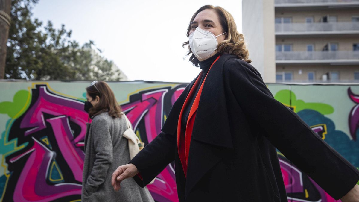 Colau, ayer durante la presentación de viviendas hechas a partir de contenedores marítimos, en la calle de Badajoz. Colau, ayer durante la presentación de viviendas hechas a partir de contenedores marítimos, en la calle de Badajoz.