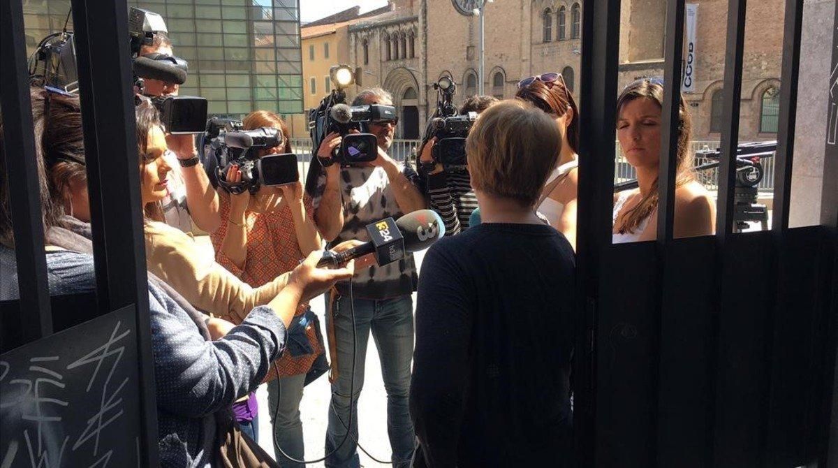 Periodistas de televisión entrevistan a Manuela, una vecina que asegura que la peleas entre la pareja eran continuas. Periodistas de televisión entrevistan a Manuela, una vecina que asegura que la peleas entre la pareja eran continuas.