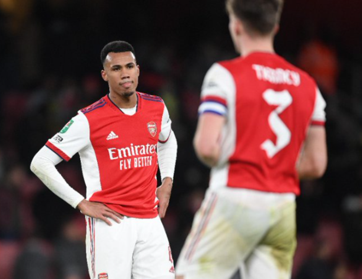 Un jugador del Arsenal se lamenta en un partido de la Premier. 