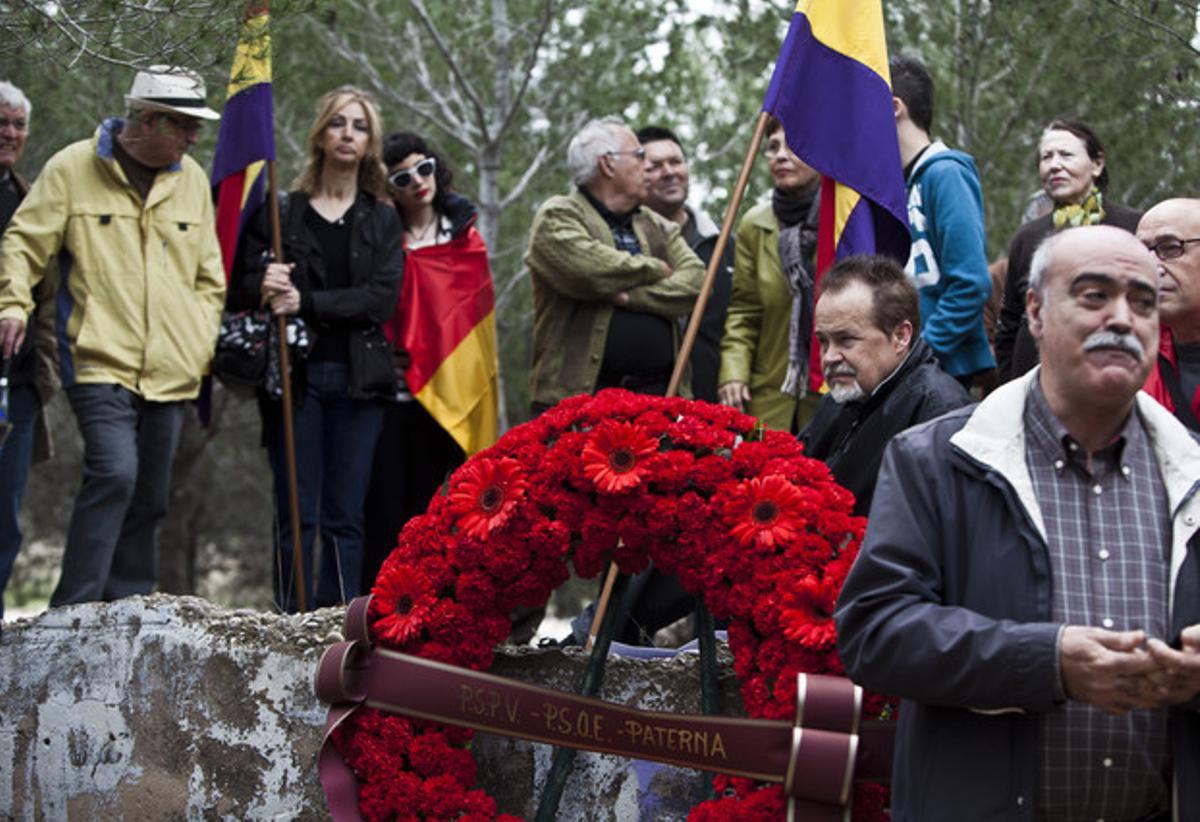 Familiares de los republicanos fusilados en Paterna tras la guerra civil les rinden homenaje, en el 2012.