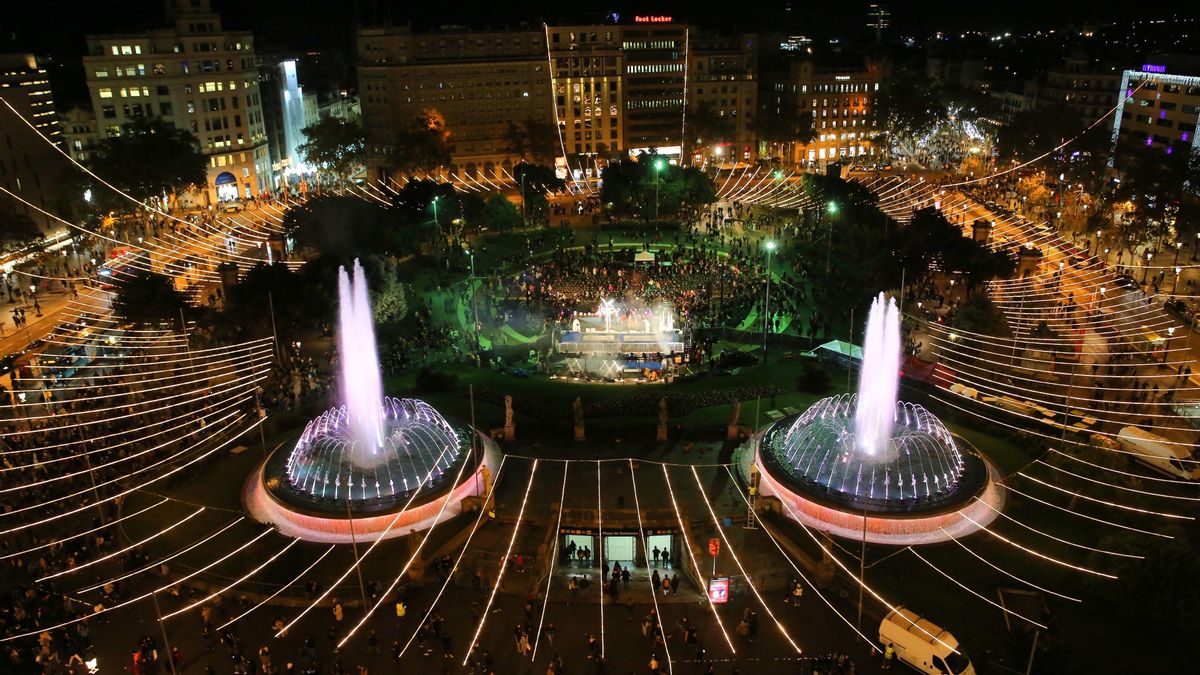 Luces navideñas en la plaza de Catalunya. Luces navideñas en la plaza de Catalunya.