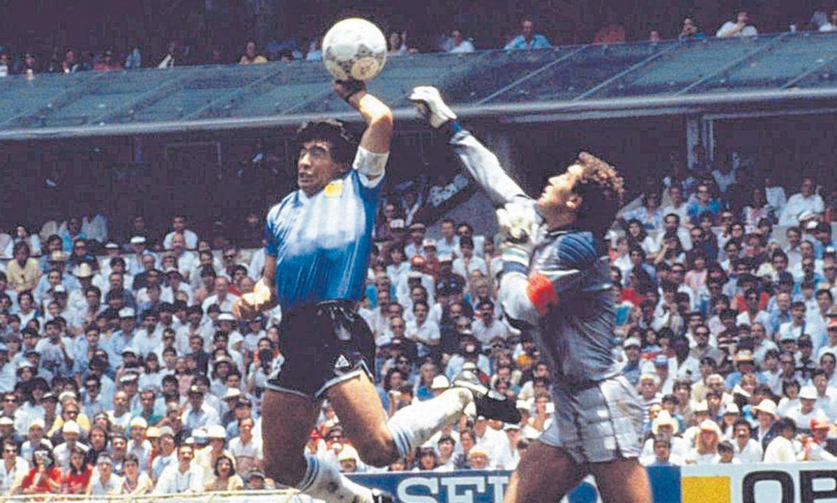 Maradona marca un gol ante Inglaterra en el Mundial de México de 1986 con la ayuda de la mano de Dios.