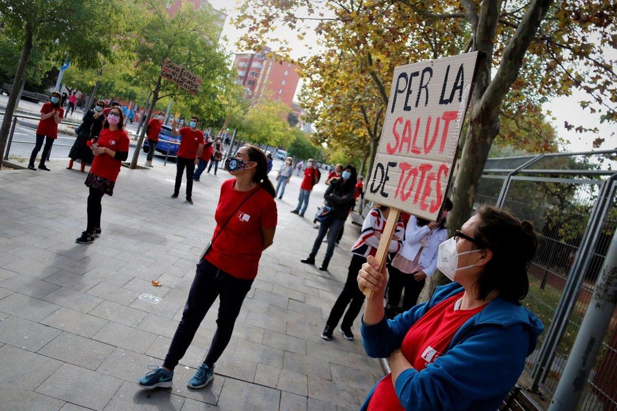 Els professors d'un institut de Santa Coloma es mobilitzen per reclamar un pla semipresencial Els professors d'un institut de Santa Coloma es mobilitzen per reclamar un pla semipresencial