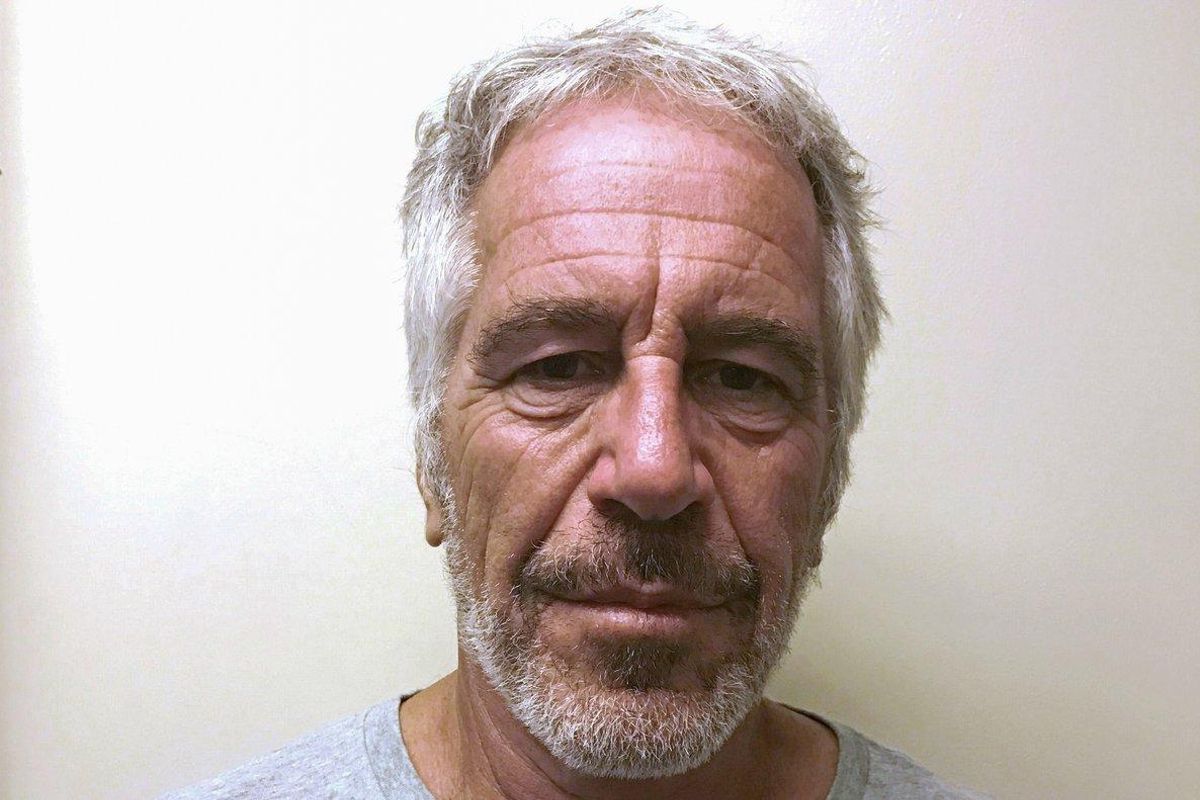 Jeffrey Epstein ha sido imputado por explotación sexual de chicas menores y violación. Jeffrey Epstein ha sido imputado por explotación sexual de chicas menores y violación.