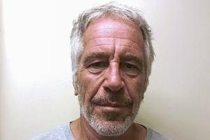 Jeffrey Epstein ha sido imputado por explotación sexual de chicas menores y violación.