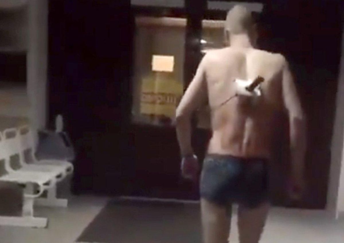 Un ruso sale del hospital para fumar con un puñal clavado en la espalda | Vídeo Un ruso sale del hospital para fumar con un puñal clavado en la espalda | Vídeo