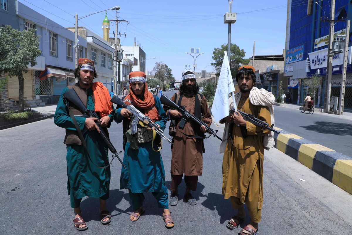 Combatientes talibanes patrullan en una calle de Herat, el pasado 19 de agosto. Combatientes talibanes patrullan en una calle de Herat, el pasado 19 de agosto.