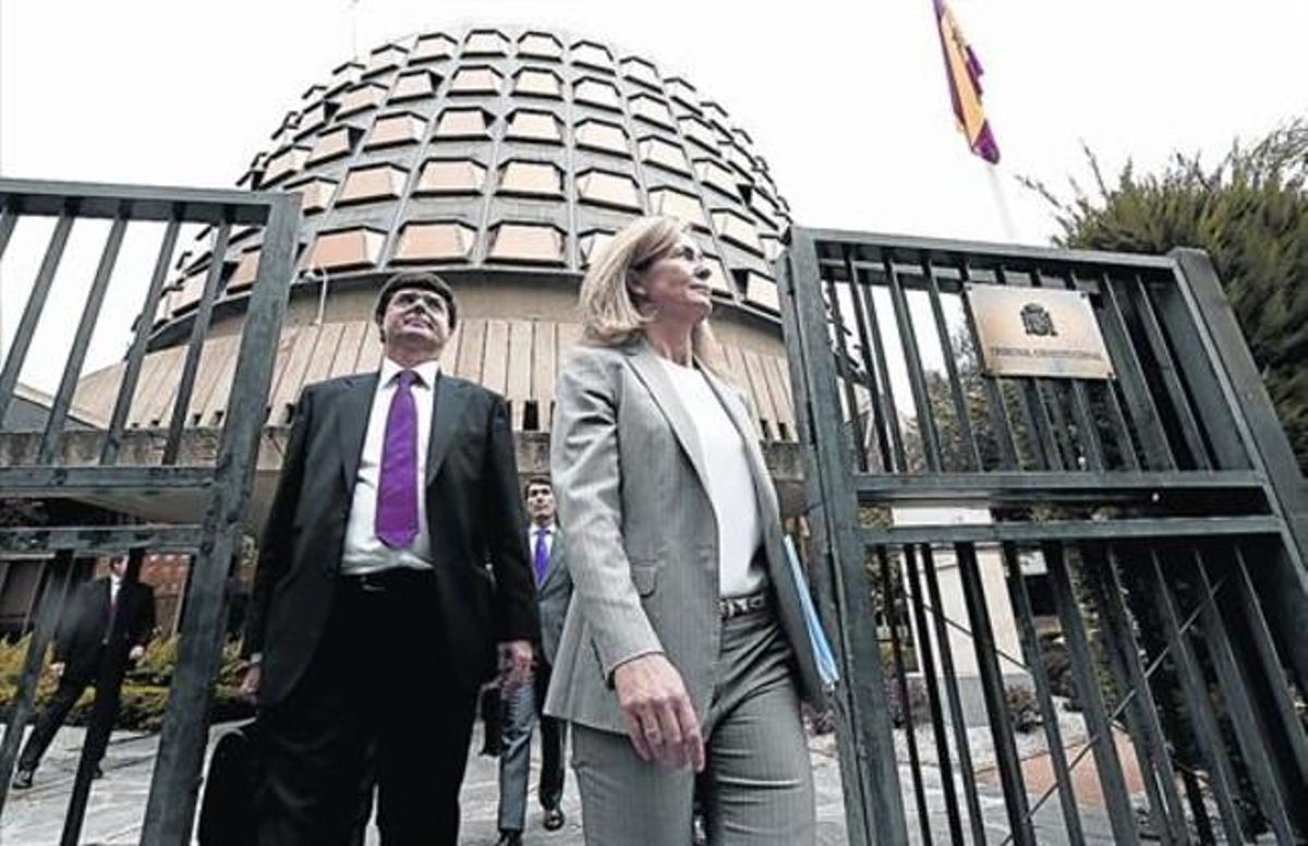 La abogada general del Estado, Marta Silva, abandona la sede del Tribunal Constitucional tras presentar los recursos contra la consulta. La abogada general del Estado, Marta Silva, abandona la sede del Tribunal Constitucional tras presentar los recursos contra la consulta.