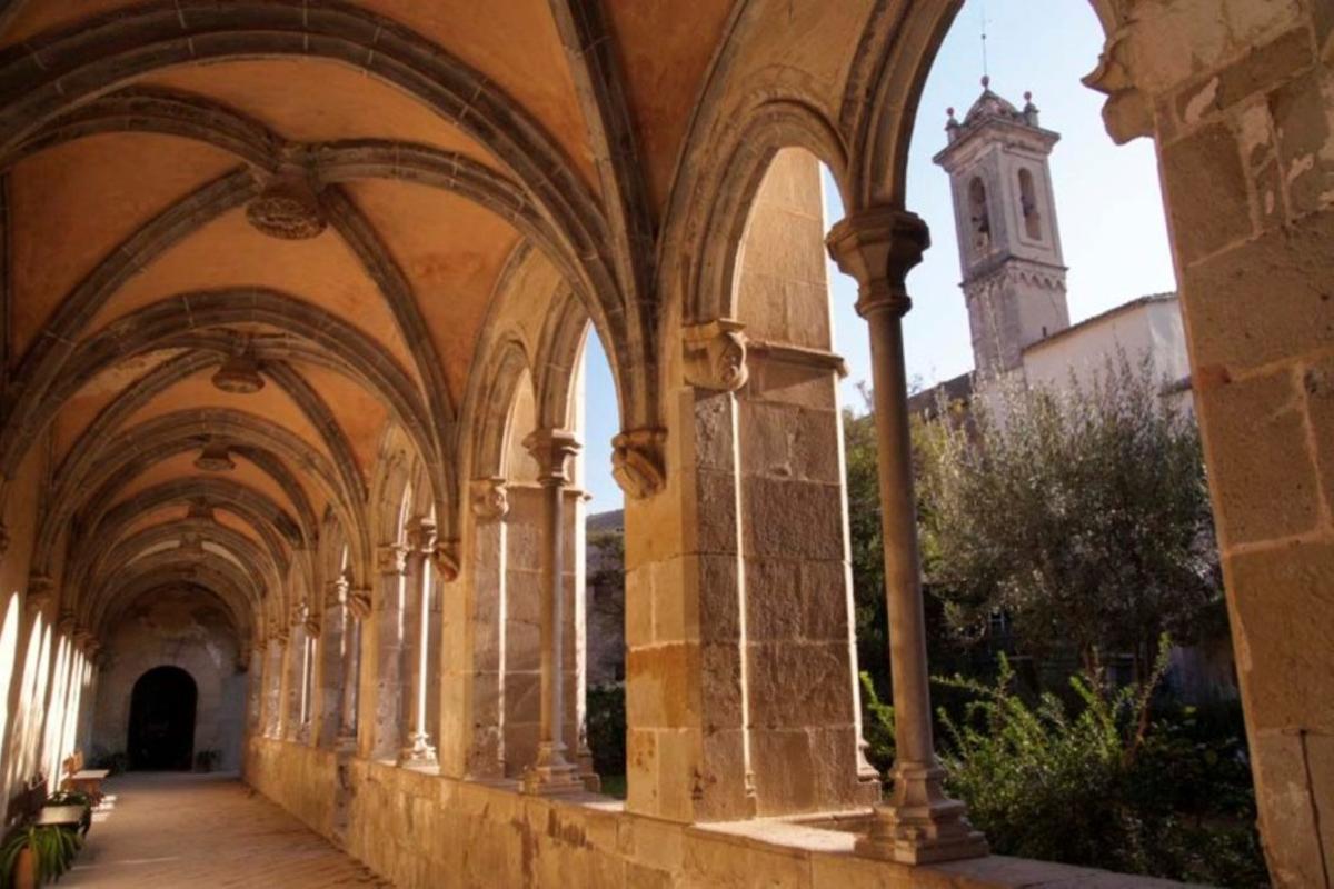 Claustro del monasterio de Sant Jeroni de la Murtra en Badalona.