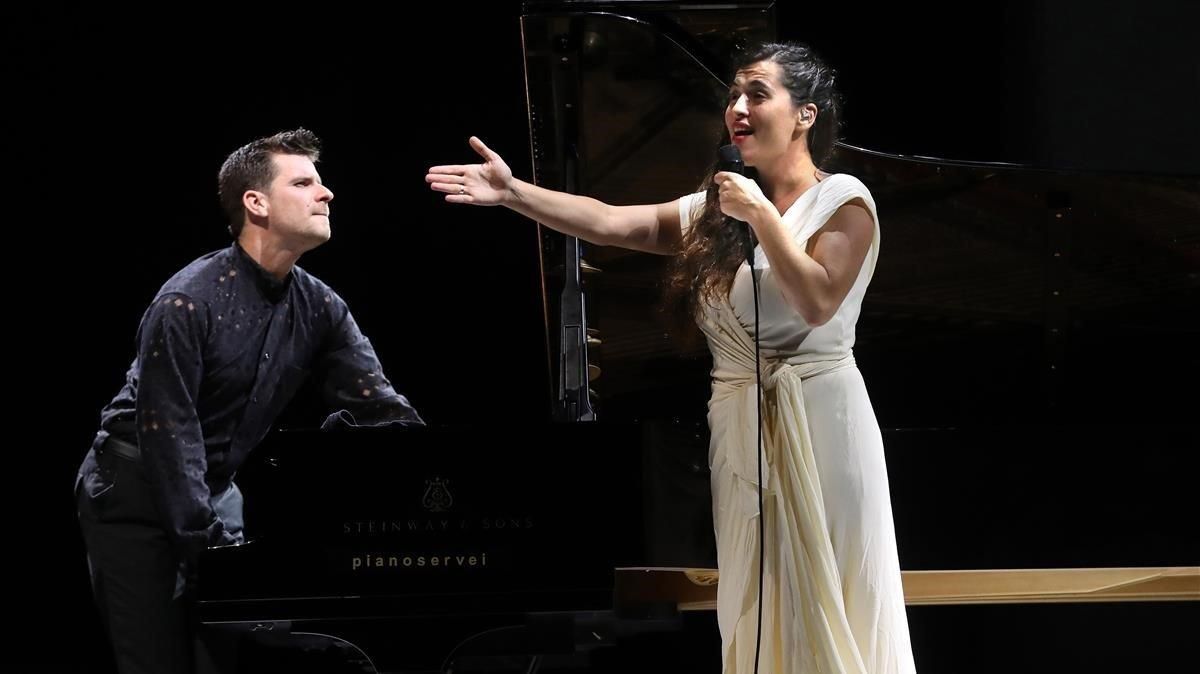 La cantante Sílvia Pérez Cruz y el pianista Marco Mezquida, en su recital en Cap Roig. La cantante Sílvia Pérez Cruz y el pianista Marco Mezquida, en su recital en Cap Roig.